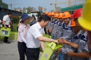 市委副書記、市長錢三雄等一行慰問奮戰(zhàn)在高溫一線建設工人